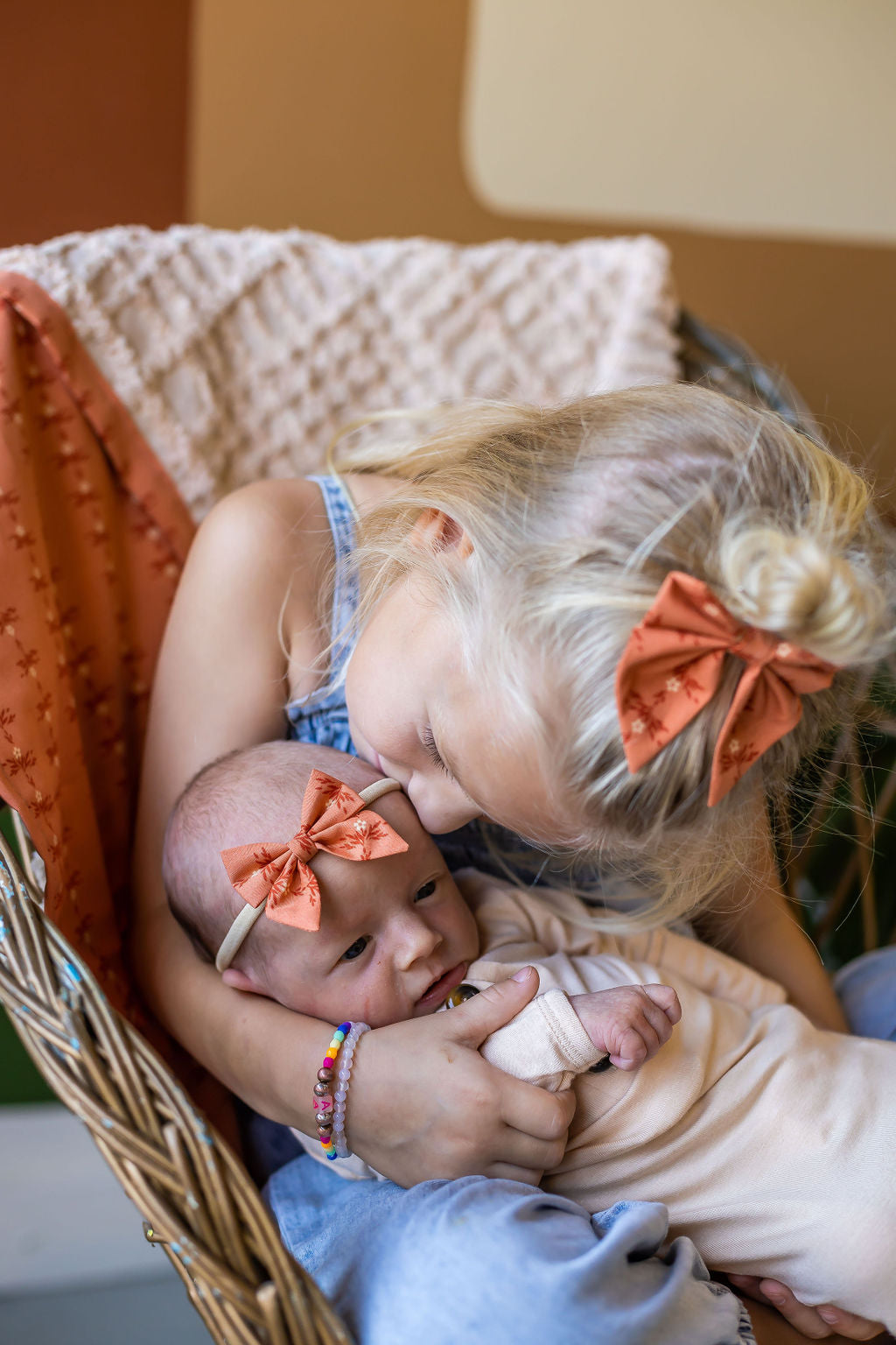 Coral Daisy Winnie Bow